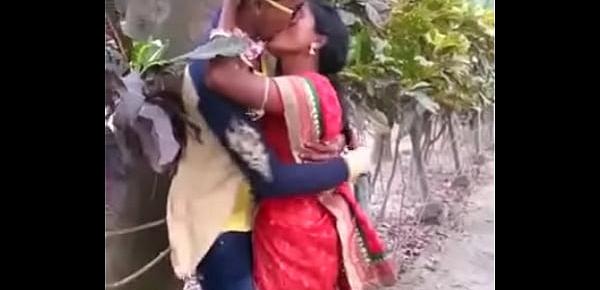  MARATHI DESI BOY AND AUNTY PASSIONATE KISS IN PUBLIC